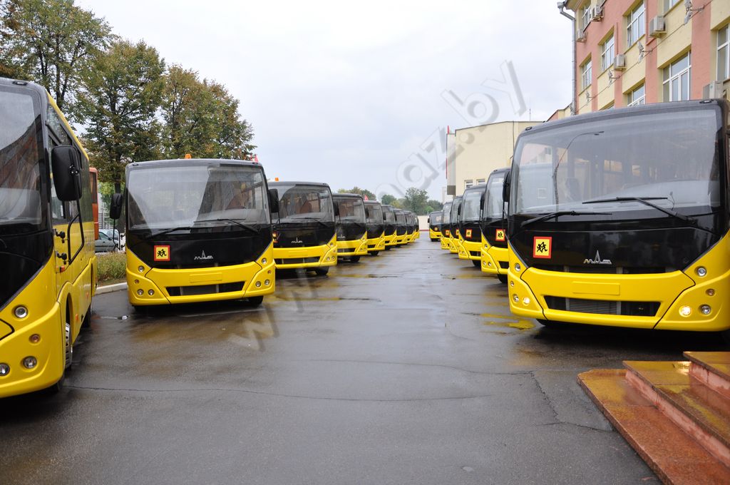 Новая партия «школьных» автобусов отправлена в регионы Новая партия «школьных» автобусов отправлена в регионы